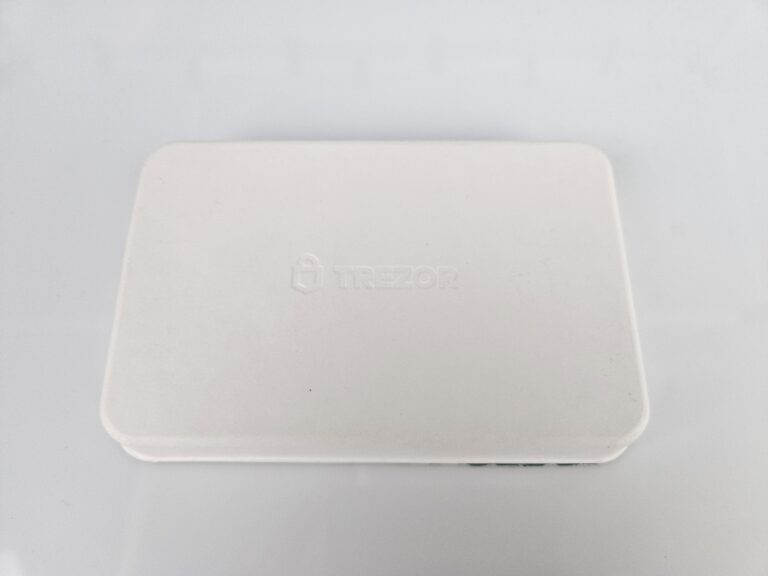 Trezor Safe 3 Cosmic Black – hardvérová peňaženka so Secure Element ochranou